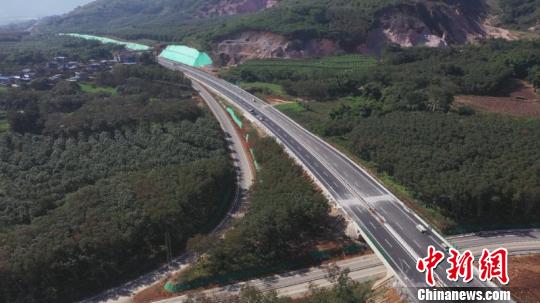 28日，云南临翔至清水河高速公路孟定国门段建成试通车。　临沧市政府新闻办提供 摄