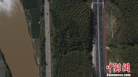 28日，云南临翔至清水河高速公路孟定国门段建成试通车。　临沧市政府新闻办提供 摄