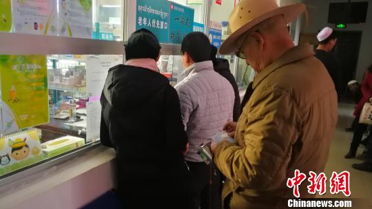 图为民众在卫生院“一站式结算窗口”进行结算。　滕继伦 摄