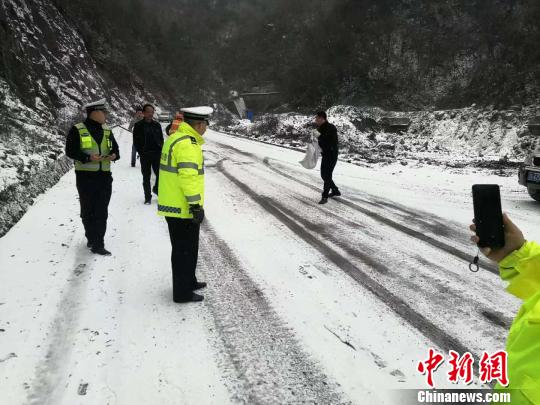 万源公路养护部门在苦桥垭路段路撒盐。 钟欣 摄