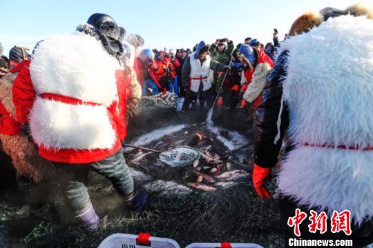 五大连池冬捕现场(五大连池风景区供图)