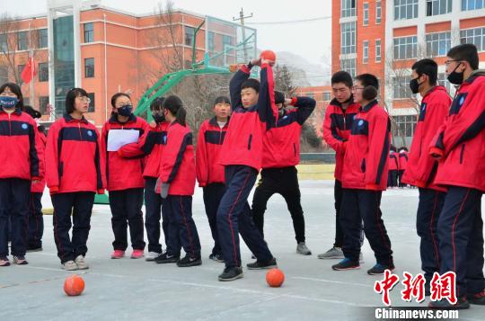 图为湟源申中乡中心学校的初三学生正在进行体育中考全真模拟考试。　鲁丹阳 摄