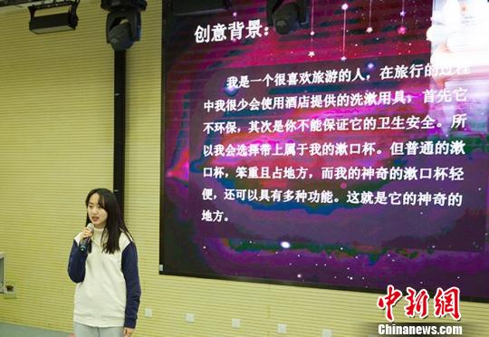 学生介绍项目创意背景。　北京劳动保障职业学院供图 摄