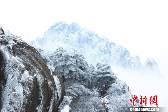 银装素裹的山峰在云海间宛若仙境。　汪钰 摄