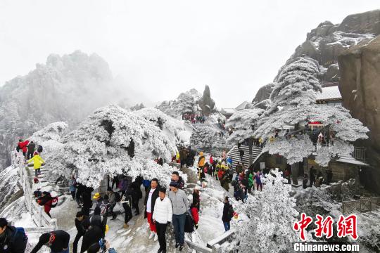 游客在雪景中穿行，自成风景。　蔡季安 摄