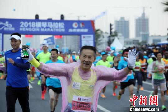 逾万名马拉松爱好者齐聚横琴迎风开跑