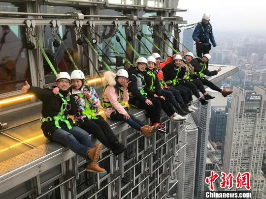 10位体验者在“空中走廊”合影留念。　申海 摄
