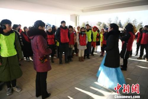 朝鲜导游为中国游客介绍景点 张瑶 摄