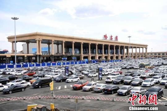 随着小长假的结束，探亲流、旅游流叠加。　刘锡菊 摄