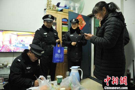 图为民警进入一户居民家中检查。　昆明市公安局供图 摄