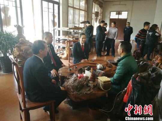 图为法官到越南商人杜廷翻红木工厂回访 林浩 摄