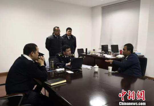 1月2日晚，海事执法人员向获救船员调查了解事发经过。浙江海事 供图