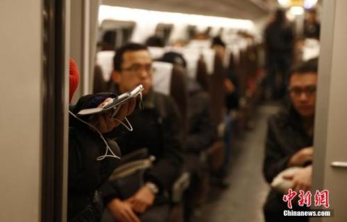 资料图：燕郊开往北京的动车。 <a target=\'_blank\' href=\'http://www.chinanews.com/\'><p  align=