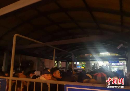 晚上的西二旗地铁站。袁秀月 摄