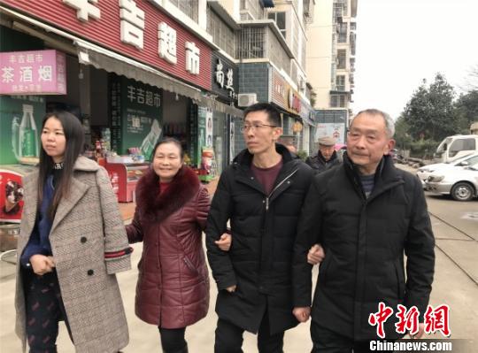 家人团聚。　杨勇 摄