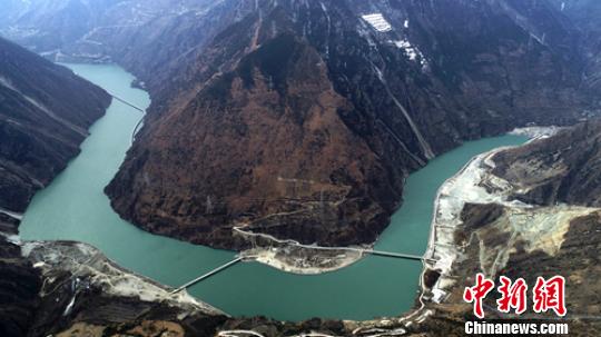 站在麦崩乡的山巅俯瞰大渡河第一湾。　刘忠俊 摄