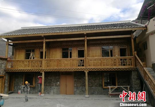 时济乡若吉村民居风貌升级改造初显。　刘忠俊 摄