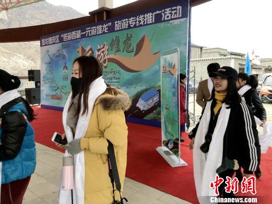 堆龙德庆区推出“一元游堆龙”旅游专线推广活动，游客只需花1元，就可以游遍该区山水、村寨；领略古象雄文化、藏医药文化、藏戏传统文化、民俗风情及乡村采摘等。图为“一元游堆龙”活动迎来的游客。　李胜利 摄