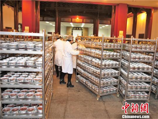 杭州灵隐寺腊八粥正式开锅熬制。 灵隐寺提供 摄