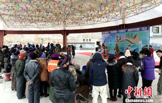 堆龙德庆区推出“一元游堆龙”旅游专线推广活动，游客只需花1元，就可以游遍该区山水、村寨；领略古象雄文化、藏医药文化、藏戏传统文化、民俗风情及乡村采摘等。图为活动启动仪式上表演传统藏戏。　李胜利 摄