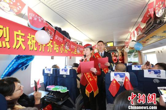 图为高铁内列车员为乘客表演节目。(张学鹏摄)