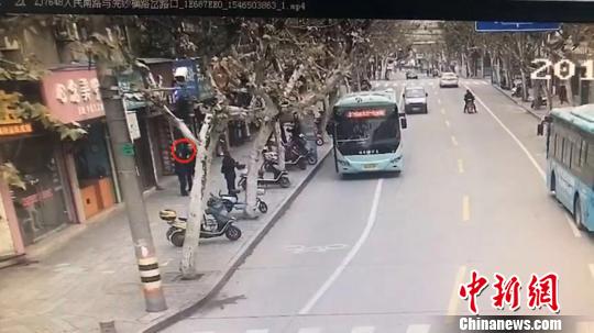 寒冬暖心一幕:透析老人流血不止公交司乘下车齐救援