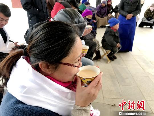 堆龙德庆区推出“一元游堆龙”旅游专线推广活动，游客只需花1元，就可以游遍该区山水、村寨；领略古象雄文化、藏医药文化、藏戏传统文化、民俗风情及乡村采摘等。图为游客品尝当地甜茶。　李胜利 摄