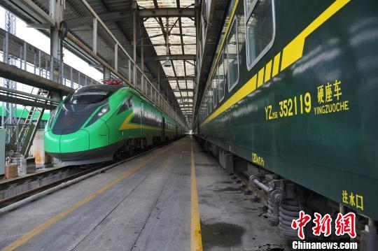 与老绿皮车相比新车色彩更明快。　张亨伟 摄