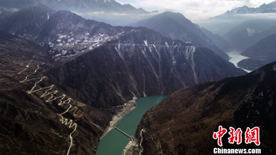 大渡河边麦崩乡崎岖的通村道路。　刘忠俊 摄