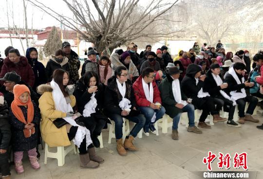 堆龙德庆区推出“一元游堆龙”旅游专线推广活动，游客只需花1元，就可以游遍该区山水、村寨；领略古象雄文化、藏医药文化、藏戏传统文化、民俗风情及乡村采摘等。图为“一元游堆龙”活动迎来的游客。　李胜利 摄