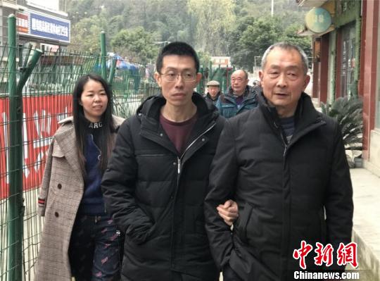 家人团聚。　杨勇 摄