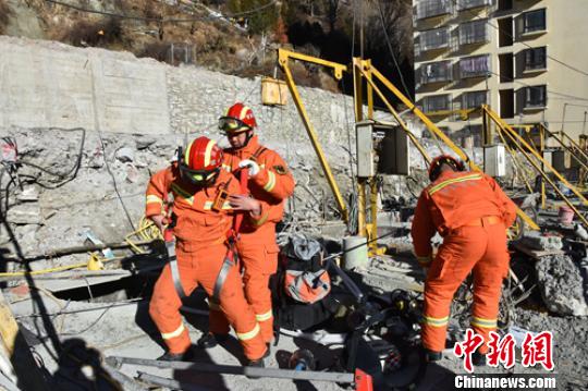 消防救援人员携带氧气准备下井。　谭龙 摄