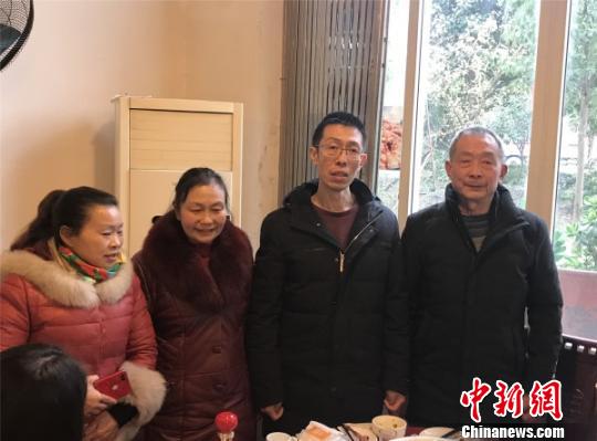 四川六旬父亲摆摊修表苦等31年与儿终团聚