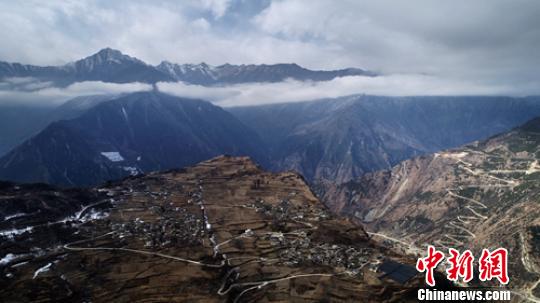 位于山巅的麦崩乡村寨。　刘忠俊 摄