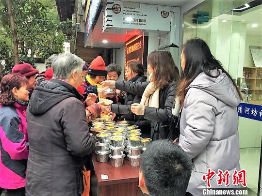 杭州灵隐寺腊八粥正式分发。 灵隐寺提供 摄