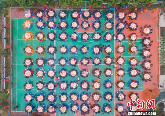 浙江安吉800余名老人同吃过年饭迎新年