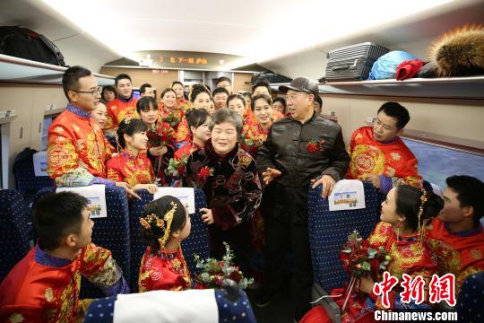 通讯：15对新人坐着高铁去工地结婚