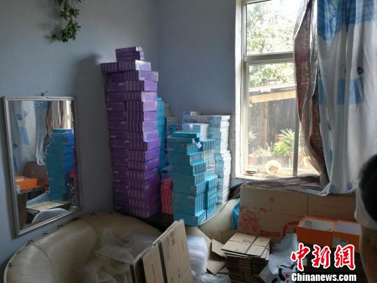 义乌警方在供货商张某的窝点内查获相关美容产品50余种、5000余盒，涉案价值近亿元。警方提供