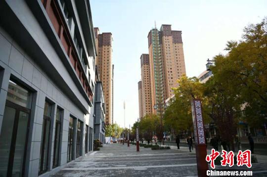 图为新建小区内，环境整洁，绿树成荫。(资料图) 江梅 摄