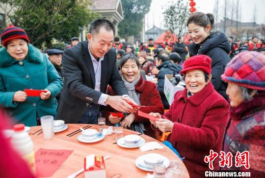 现场给老人派发红包 张卉 摄