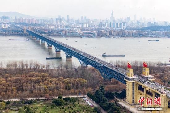 12月29日下午，南京长江大桥上车水马龙。当日中午12点，封闭维修了两年多的南京长江大桥恢复通车。建成于1968年的南京长江大桥，是长江上第一座由中国自行设计和建造的特大型公铁两用桥梁。泱波 摄