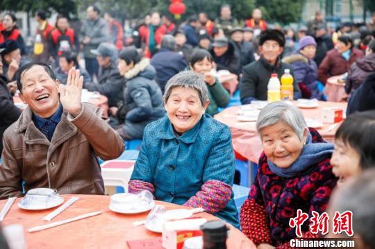 老人在欢声笑语中迎接即将到来的农历新年 张卉 摄