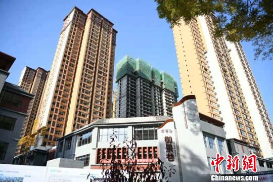 甘肃榆中棚改解几代人“混居”窘境搬迁民众出门享绿荫