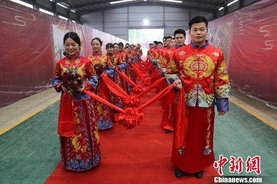 新人们手牵红球。　王有星 摄