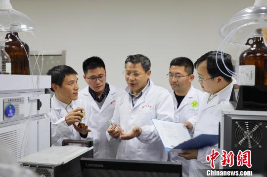 任其龙及其团队成员。　樊畅 摄