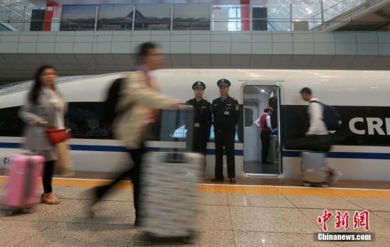 武汉铁路警方加大巡查力度，确保旅客安全出行。 赵军 摄