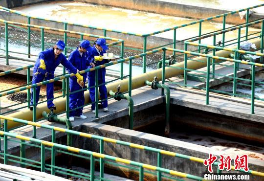 兴发集团将污水处理能力提高到实际需求的1.5倍，确保污水不入江(资料图) 蔡亮 摄