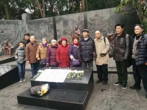 2018年12月30日，日本律师团与成都大轰炸受害者、遗属在成都大轰炸遇难同胞纪念碑前，向成都大轰炸遇难者献花、敬礼、默哀。(图片提供：钟传凤)