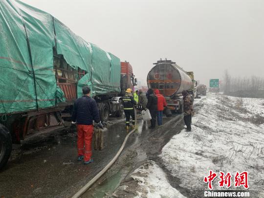 襄阳境内普降大雪,两辆车发生追尾 苏晓杰 摄