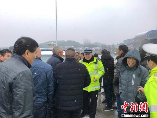 图为高速交警疏导滞留的司乘人员。 刘瑞 摄
